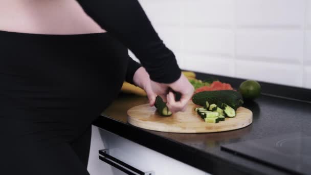 Primer Plano Una Futura Madre Manteniendo Una Dieta Embarazo Cocinando — Vídeos de Stock