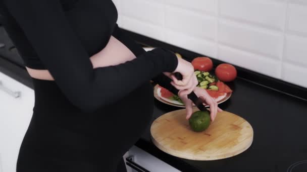 Hamile Bir Kadının Öğle Yemeği Için Sağlıklı Yemek Pişirdiği Bir — Stok video