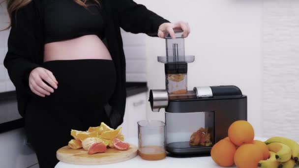 Očekávaná Matka Používající Odšťavňovač Vyrábějící Čerstvou Citrusovou Šťávu Pomerančů Grapefruitů — Stock video
