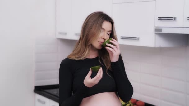 Mujer Embarazada Alegre Con Aguacate Cocina Ella Olía Fruta Cerrando — Vídeo de stock