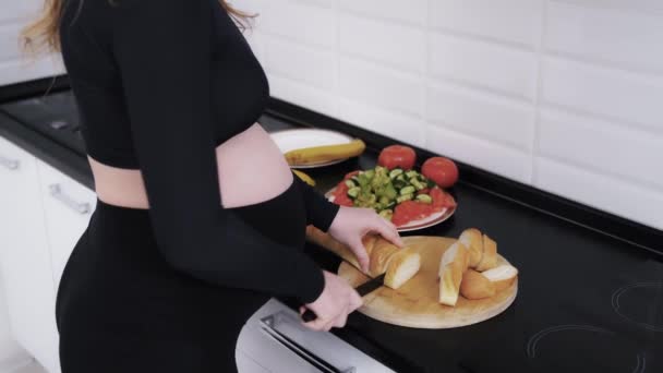 Oczekująca Matka Będzie Jeść Lunch Świeżą Sałatką Wegetariańską Kroić Biały — Wideo stockowe