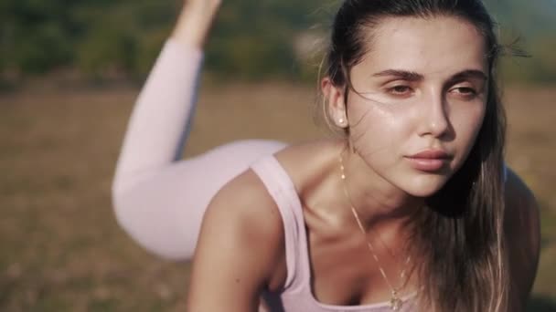 Ung Kvinna Fokuserad När Man Gör Åsnespark Övning Atletisk Flicka — Stockvideo