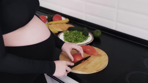 Gravid Kvinna Skivning Tomater För Färsk Veggie Sallad Förväntad Mamma — Stockvideo