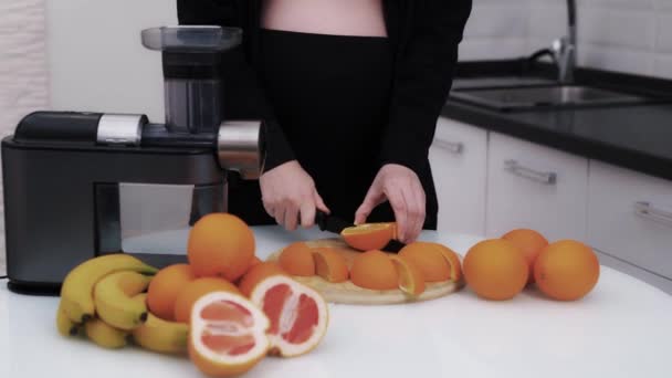 Ingen Ansiktsbild Gravid Kvinna Som Skär Apelsiner När Hon Vill — Stockvideo