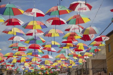 Brezilya Şemsiye Sokağı 'nda insanlar eğleniyor.