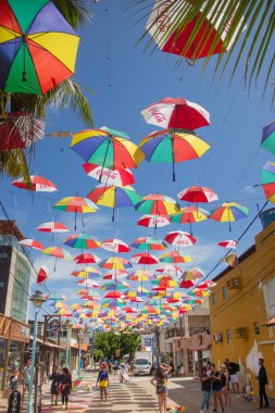 Brezilya Şemsiye Sokağı 'nda insanlar eğleniyor.