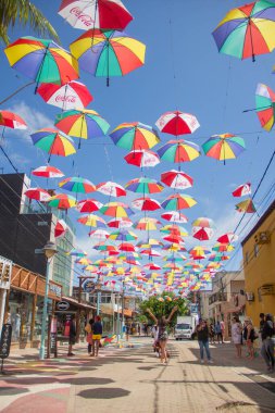 Brezilya Şemsiye Sokağı 'nda insanlar eğleniyor.