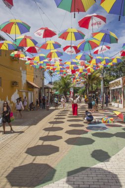 Brezilya Şemsiye Sokağı 'nda insanlar eğleniyor.