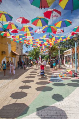 Brezilya Şemsiye Sokağı 'nda insanlar eğleniyor.