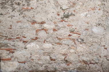 Dağlık bir arazide beton ve taştan yapılmış Gabion istinat duvarı