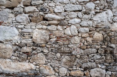 Dağlık bir arazide beton ve taştan yapılmış Gabion istinat duvarı