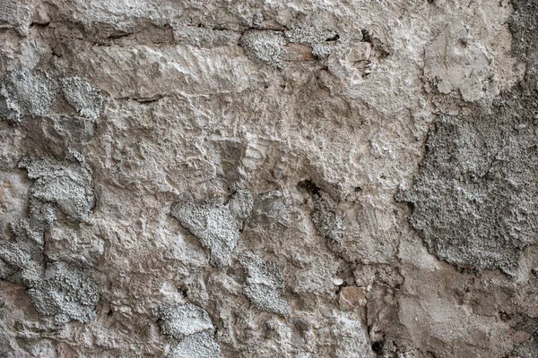 Dağlık bir arazide beton ve taştan yapılmış Gabion istinat duvarı