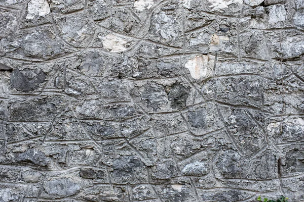 Dağlık bir arazide beton ve taştan yapılmış Gabion istinat duvarı