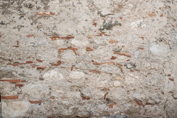 Dağlık bir arazide beton ve taştan yapılmış Gabion istinat duvarı