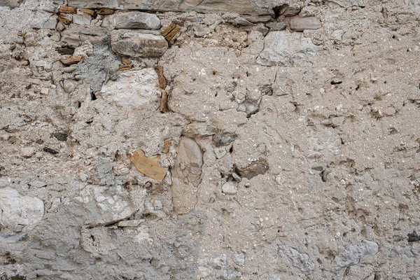 Dağlık bir arazide beton ve taştan yapılmış Gabion istinat duvarı