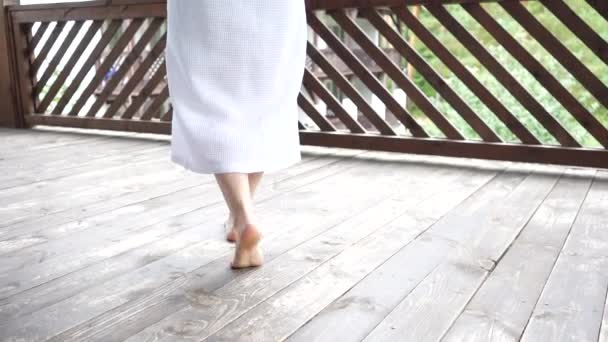Ένα Κορίτσι Λευκό Παλτό Βγαίνει Στο Μπαλκόνι Πρωί Για Πιει — Αρχείο Βίντεο