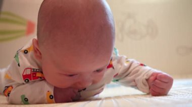 Bir bebek oyun hasırında kafasını karnının üstünde tutmayı öğrenir..