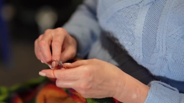 妇女们用针织毛绒衫 手牵手和编织 — 图库视频影像