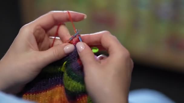 女性の手編み針とウールの色のセーターを編んだ トップビュー 手と編み物のクローズアップ — ストック動画