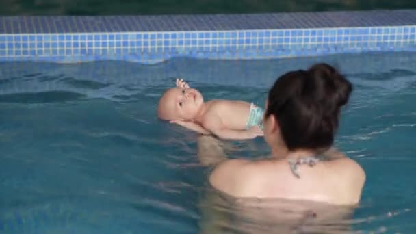 Mãe Ensinando Bebê Nadando Piscina Bebê Mãe Divertem Nadando Piscina — Vídeo de Stock