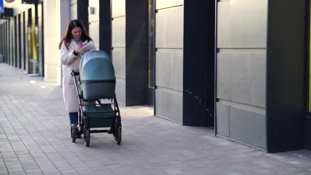 Ung Mor Med Små Barnvagnar Stadspromenad — Stockvideo