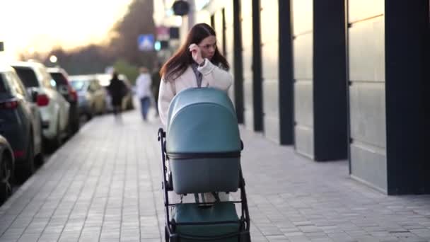 Молода Мати Дитячими Колясками Прогулянці Містом — стокове відео