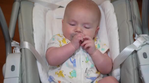 Baby Schaukelt Einer Elektronischen Schaukel Netter Kleiner Junge Liegt Einem — Stockvideo