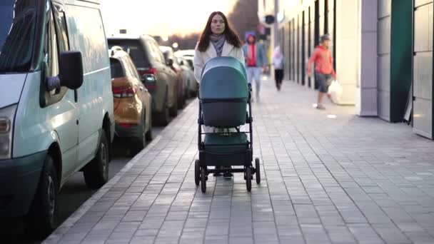 Młoda Matka Wózkami Dziecięcymi Spacerze Mieście — Wideo stockowe