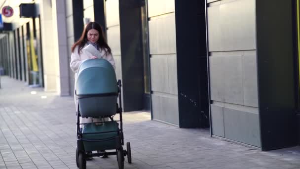 Ung Mor Med Små Barnvagnar Stadspromenad — Stockvideo