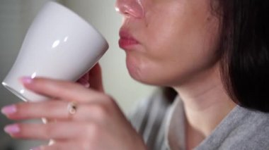 Kahve ya da çay içen genç bir kadın Türk zevki ile, yakın çekim çekim.