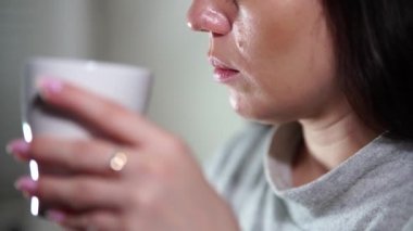 Kahve ya da çay içen genç bir kadın Türk zevki ile, yakın çekim çekim.