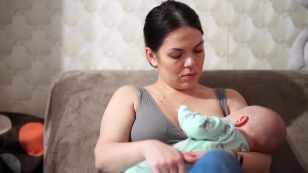 Borstvoeding Baby Jonge Moeder Borstvoeding Kleine Baby — Stockvideo