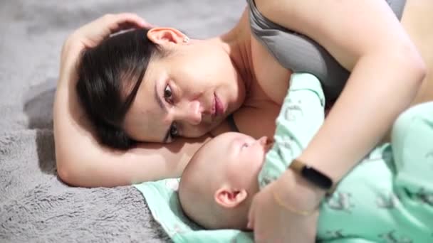母乳喂养的孩子 年轻母亲喂哺幼儿 — 图库视频影像