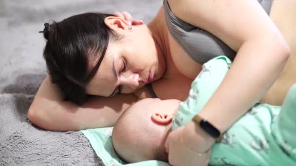 母乳育児の赤ちゃん 若い母親の母乳育児小さな赤ちゃん — ストック動画