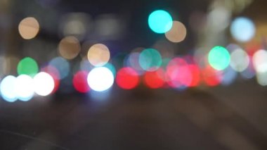 Şehirdeki gece trafiği, dikkati dağıldı.