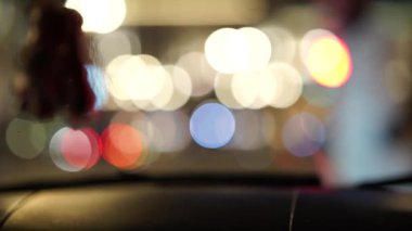 Şehirdeki gece trafiği, dikkati dağıldı.