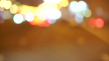 Şehirdeki gece trafiği, dikkati dağıldı.