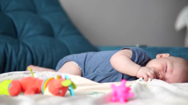 개월된 아기가 장난감을 만지는 소파에 장난감을 개발하는 모습을 어린아이 — 비디오