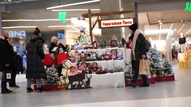 Moskwa, Rosja - 26 grudnia 2021: Ludzie kupują prezenty w centrum handlowym urządzonym na Nowy Rok — Wideo stockowe