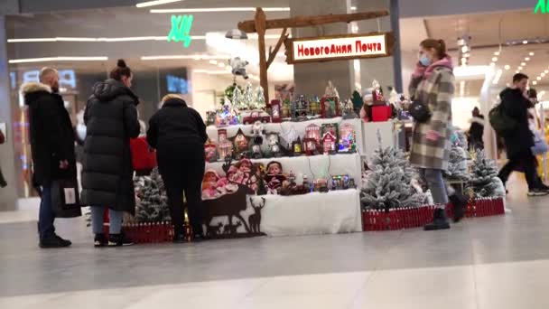 Moskwa, Rosja - 26 grudnia 2021: Ludzie kupują prezenty w centrum handlowym urządzonym na Nowy Rok — Wideo stockowe