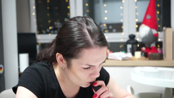 Vaping fille fumant une cigarette électronique à l'intérieur décoré pour Noël. Mauvaise habitude potentiellement mortelle. — Video