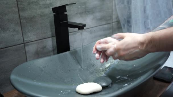 Kolunda Dövme Olan Bir Adam Ellerini Sabunla Yıkıyor — Stok video