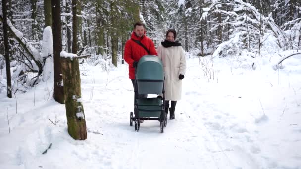 Familie Tânără Căruciorul Bebelușului Plimbă Într Pădure Iarnă — Videoclip de stoc