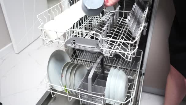 Fille Met Des Tasses Assiettes Couverts Dans Lave Vaisselle — Video