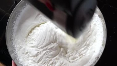Elektrikli mikserle çırpılmış krema. Krem peyniri motor mikseriyle karıştırıyorum..