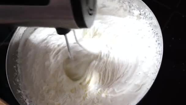 Elektrikli Mikserle Çırpılmış Krema Krem Peyniri Motor Mikseriyle Karıştırıyorum — Stok video