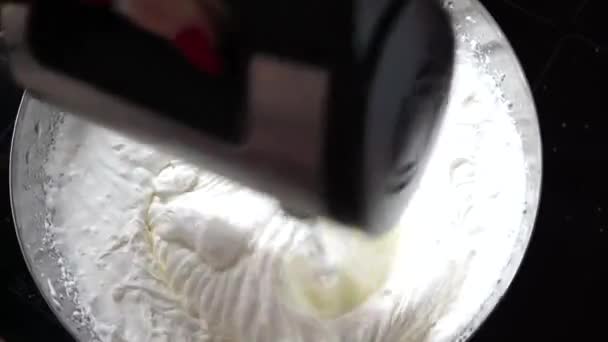 Panna Montare Con Frullatore Elettrico Miscelazione Crema Formaggio Ciotola Con — Video Stock