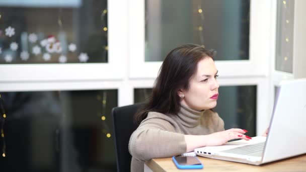 Werkplaats Van Freelance Werknemer Kantoor Thuis Jonge Vrouw Werkt Met — Stockvideo