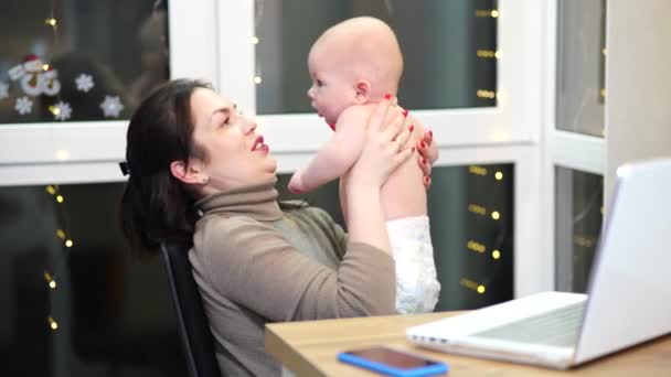 Junge Frau Mit Kleinkind Arm Tippt Auf Laptop Fernarbeit Mit — Stockvideo