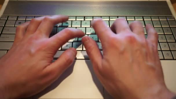 Mężczyzna Ręce Wpisując Klawiaturze Człowiek Pomocą Laptopa Domu Biuro — Wideo stockowe